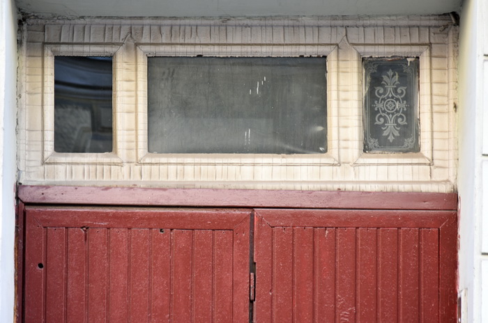 Дверь с травленым стеклом в петербургском доходном доме по адресу Б.Монетная, 21/М.Монетная, 9. Фото 2020